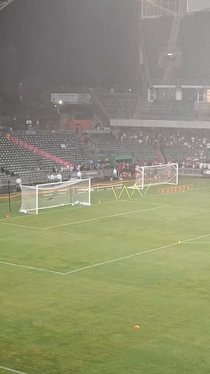Italian football giants AC Milan saw their public training session at Hong Kong Stadium interrupted by heavy rain on Friday evening, forcing players to temporarily leave the pitch. (Photo: ManMan Amanda)